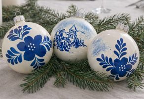elegante hvide julekugler til juletræ